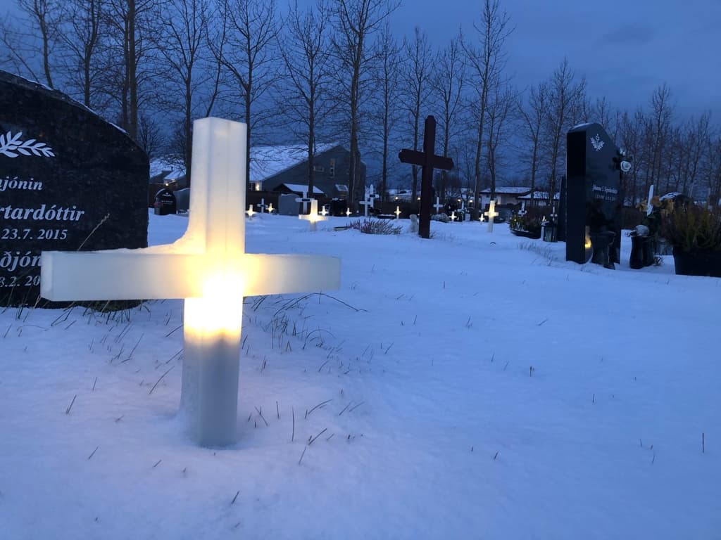 Lýst jólakrossar í Gufuneskirkjugarði